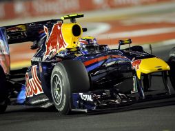 El piloto australiano Mark Webber conduce su monoplaza durante la sesión clasificatoria del Gran Premio de Singapur. EFE  /