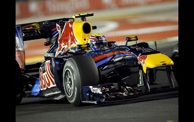 El piloto australiano Mark Webber conduce su monoplaza durante la sesión clasificatoria del Gran Premio de Singapur. EFE  /