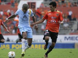 Michael Arroyo de San Luis (Iz)  y Marvin Cabrera de Jaguares(Der) disputando un balón en el partido de la fecha 9. JAM MEDIA  /