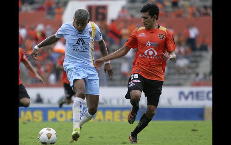 Michael Arroyo de San Luis (Iz)  y Marvin Cabrera de Jaguares(Der) disputando un balón en el partido de la fecha 9. JAM MEDIA  /