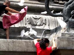 En el basamento del Ángel de la Independencia, decenas de palomas fueron soltadas durante las fiestas del Bicentenario. EL UNIVERSAL  /