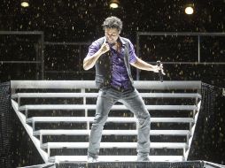 Chayanne saltó al escenario y su carisma de inmediato transformó la lluvia en un elemento más de su show. S. NÚÑEZ  /