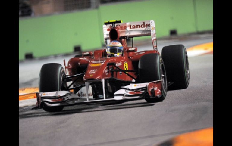 Fernando Alonso durante la final del GP de Singapur de Fórmula 1. AFP  /