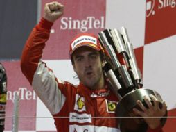 Fernando Alonso festejando su triunfo en el GP de Singapur. REUTERS  /