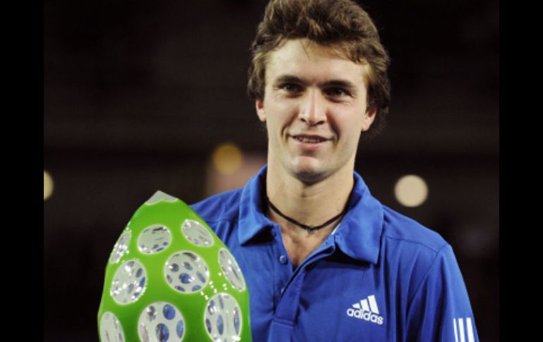 El tenista francés Gilles Simon posa con su trofeo del torneo de Metz. AFP  /