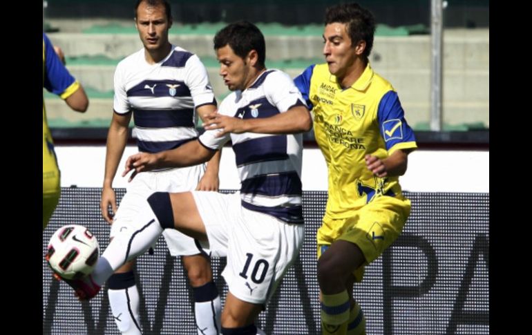 Mauro Zarate (centro) durante la Liga Premier. AP  /