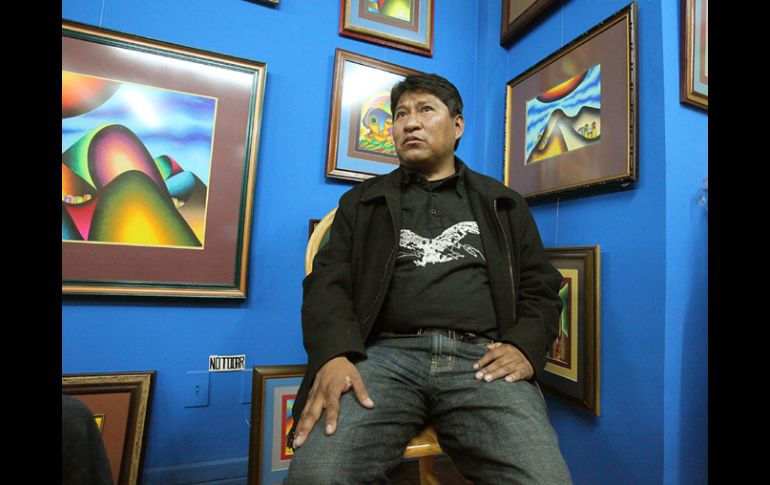 El artista aymara, autodidacta en su arte, tiene una obra muy característica en la que usa colores vivos. EFE  /