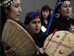 Mujeres mapuches se manifiestan en Chile durante una marcha en apoyo a los 35 comuneros de su pueblo en huelga de hambre. EFE  /