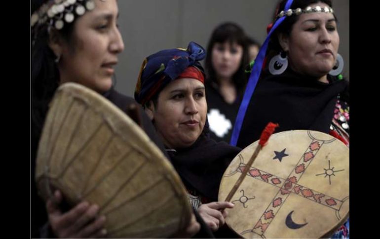 Mujeres mapuches se manifiestan en Chile durante una marcha en apoyo a los 35 comuneros de su pueblo en huelga de hambre. EFE  /