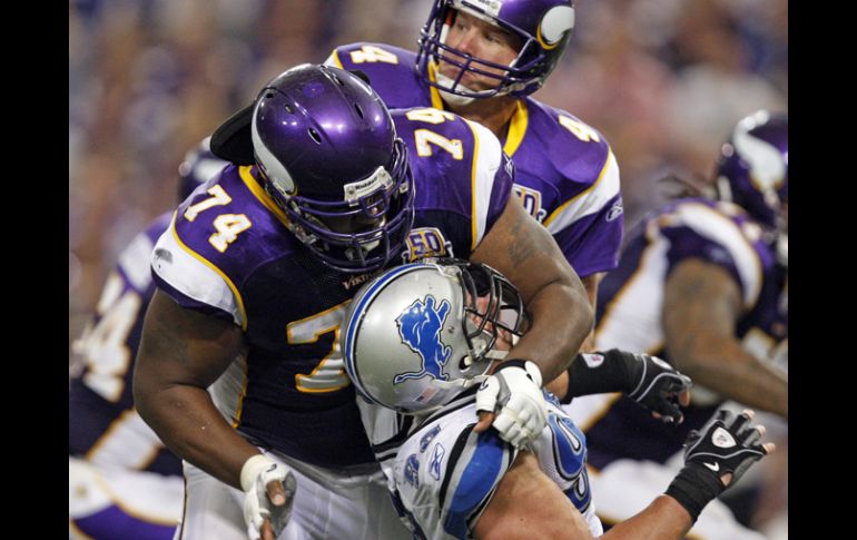 El jugador de los vikingos Bryant McKinnie (74) bloques la defensiva de Leones de Detroit. REUTERS  /