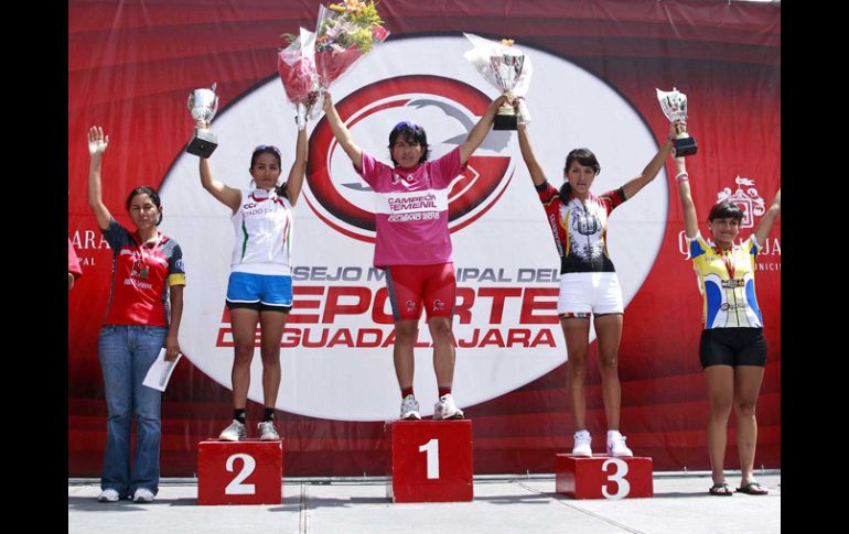 Belem Guerrero se coloca en primer lugar del podium en la XVI Copa Guadalajara de Ciclismo 2010. E. PACHECO  /