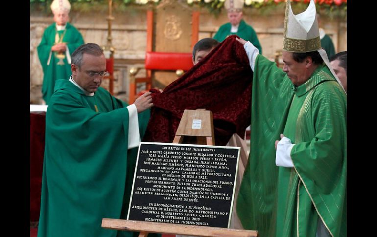 El cardenal Norberto Rivera devela placa de reconocimiento a los Héroes de la Independencia. EL UNIVERSAL  /