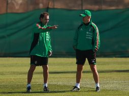 Mauro Cariilo (izq.) hablando con Javier Aguirre durante un entrenamiento del Tri en el Mundial de Sudáfrica 2010. JAMMEDIA  /