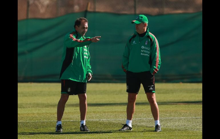 Mauro Cariilo (izq.) hablando con Javier Aguirre durante un entrenamiento del Tri en el Mundial de Sudáfrica 2010. JAMMEDIA  /