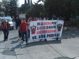 Aspecto de la marcha que hicieran estudiantes de la UdeG a las afueras de la casa de Raúl Padilla. R. ZAPATA  /