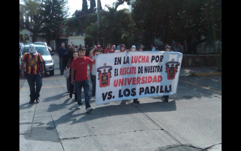 Aspecto de la marcha que hicieran estudiantes de la UdeG a las afueras de la casa de Raúl Padilla. R. ZAPATA  /