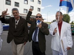 Los recientes liberados Miguel Martínez, Raúl Valle y Nelson Molinet. EFE  /