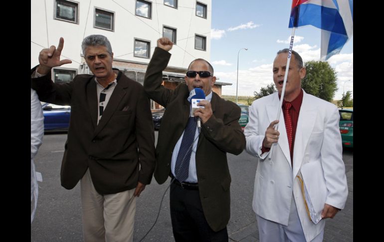 Los recientes liberados Miguel Martínez, Raúl Valle y Nelson Molinet. EFE  /