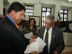 El titular de la SEJ, Antonio Gloria (izq.) y el director de Finanzas, Gustavo Cárdenas, en la entrega de recursos a la UdeG. S. NÚÑEZ  /