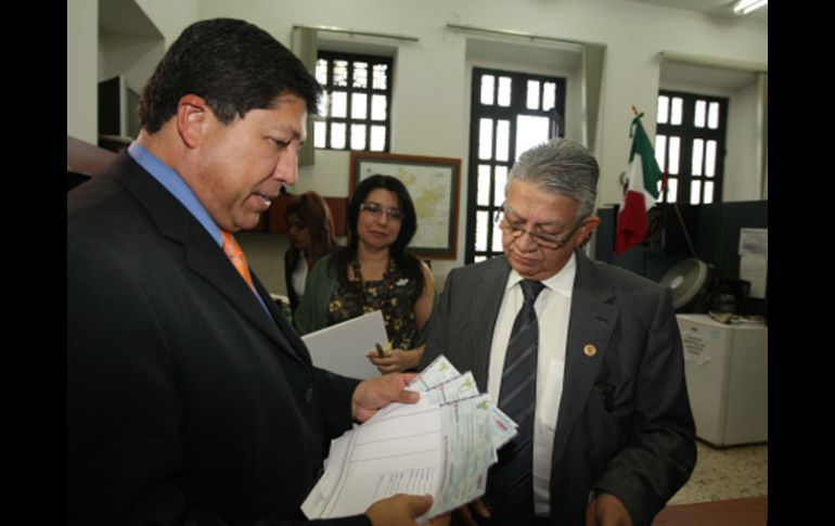 El titular de la SEJ, Antonio Gloria (izq.) y el director de Finanzas, Gustavo Cárdenas, en la entrega de recursos a la UdeG. S. NÚÑEZ  /