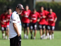 El técnico de Atlas, José Luis Mata,en el entrenamiento en Colomos. MEXSPORT  /