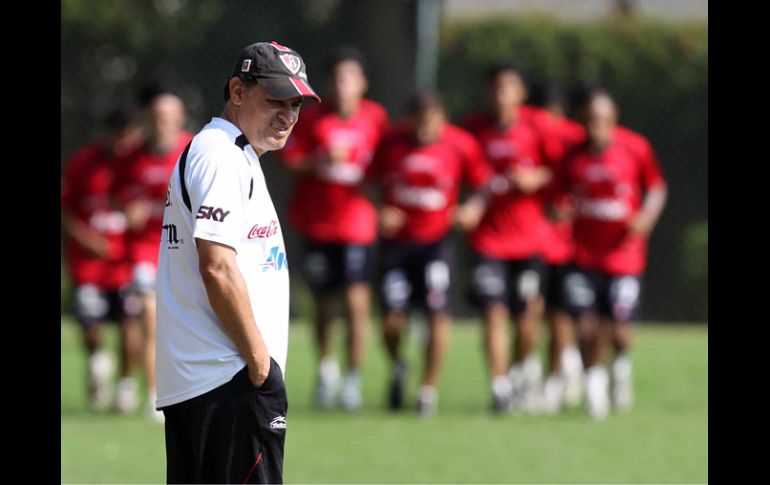 El técnico de Atlas, José Luis Mata,en el entrenamiento en Colomos. MEXSPORT  /