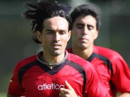 El mediocampista Gerardo espinosa, trotando en el entrenamiento con sus compañeros del Atlas. MEXSPORT  /