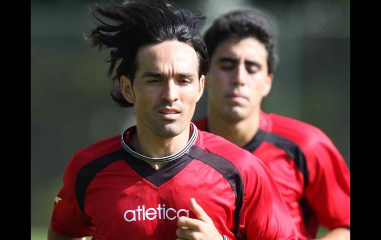 El mediocampista Gerardo espinosa, trotando en el entrenamiento con sus compañeros del Atlas. MEXSPORT  /