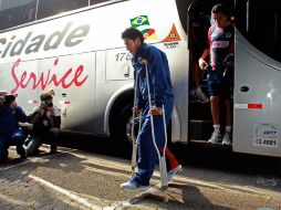 Foto de Archivo del rojiblanco Omar Esparza bajando el autobús con muletas. MEXSPORT  /