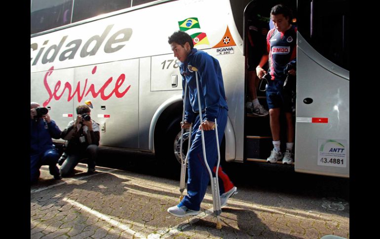 Foto de Archivo del rojiblanco Omar Esparza bajando el autobús con muletas. MEXSPORT  /