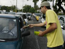 Integrantes del Consejo Ciudadano para la Movilidad Sustentable entregaron trípticos para concientizar a la población. M. FREYRÍA  /