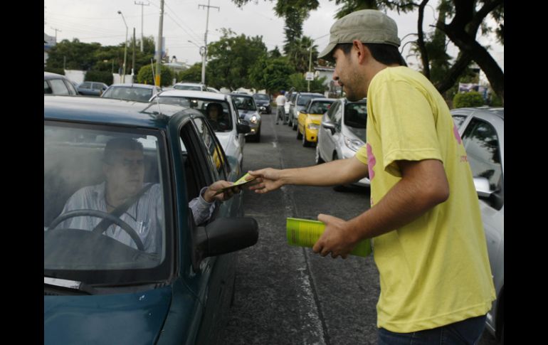 Integrantes del Consejo Ciudadano para la Movilidad Sustentable entregaron trípticos para concientizar a la población. M. FREYRÍA  /