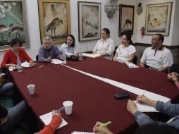 Jaime Cama (al centro de la imagen) impartió ayer un taller de teoría de la restauración. S. NÚÑEZ  /