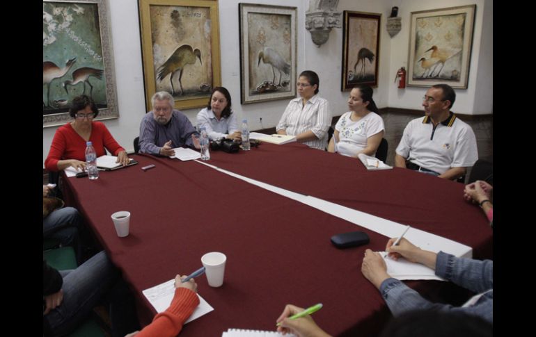 Jaime Cama (al centro de la imagen) impartió ayer un taller de teoría de la restauración. S. NÚÑEZ  /