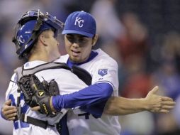 Joakim Soria (der.) festeja la victoria de su equipo y sus 42 salvamentos. AP  /