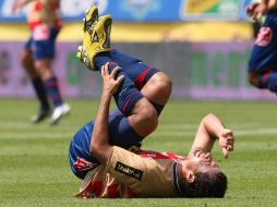 Miguel Sabah cae lesionado en el enfrentamiento ante el Toluca. MEXSPORT  /