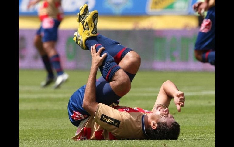 Miguel Sabah cae lesionado en el enfrentamiento ante el Toluca. MEXSPORT  /