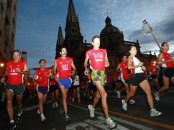 Foto de accion de los corredores durante la competencia varonil del XXVI edición del Maraton Guadalajara. MEXSPORT  /