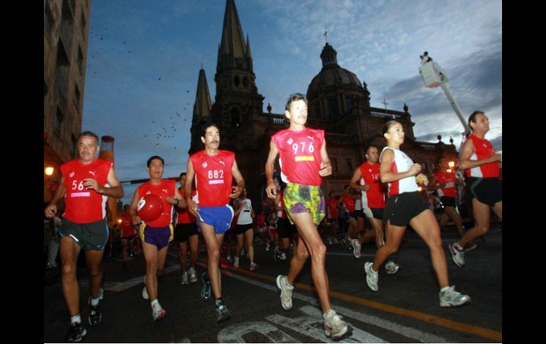 Foto de accion de los corredores durante la competencia varonil del XXVI edición del Maraton Guadalajara. MEXSPORT  /