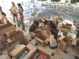 Se recomienda donar alimentos no perecederos, agua embotellada, cobijas y ropa. ARCHIVO  /