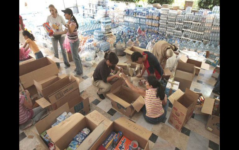 Se recomienda donar alimentos no perecederos, agua embotellada, cobijas y ropa. ARCHIVO  /