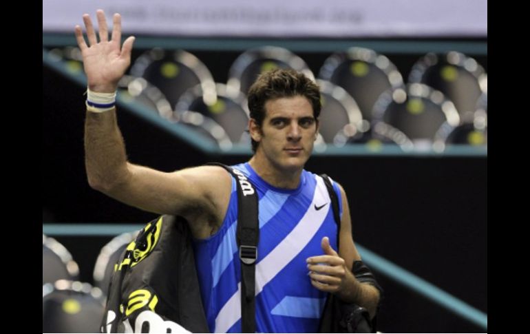 El tenista argentino Juan Martin Del Potro se despide del público tras perder contra el belga Olivier Rochus. EFE  /