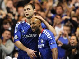 Nicolas Anelka del Chelsea (der)  festeja su gol con su compañero de equipo. REUTERS  /