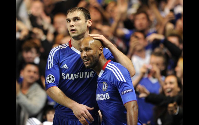 Nicolas Anelka del Chelsea (der)  festeja su gol con su compañero de equipo. REUTERS  /