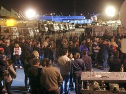 Trabajadores de limpieza permanecen a las afueras de la empresa concesionaria que recoge la basura en Oviedo. EFE  /