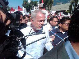 En la imagen, Raúl Padilla López a las afueras de Rectoría, para unirse a la megamarcha. R. ZAPATA  /