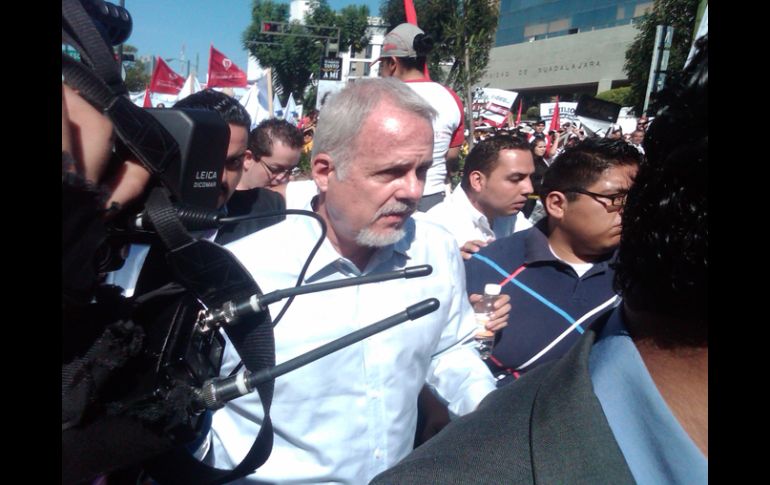 En la imagen, Raúl Padilla López a las afueras de Rectoría, para unirse a la megamarcha. R. ZAPATA  /