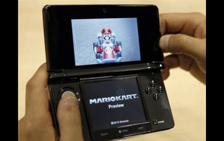 La cuarta generación de los dispositivos de bolsillo que reemplazaron a la famosa GameBoy será lanzada primero en Japón. REUTERS  /