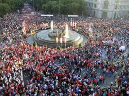 Manifestantes responden al paro generalizado en Madrid. La jornada de 24 horas terminó con más de 100 detenidos en España. EFE  /