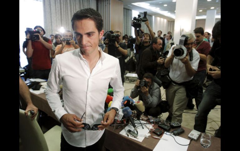 ALberto Contador deja la rueda de prensa en su ciudad natal Pinto, cerca de Madrid. EFE  /